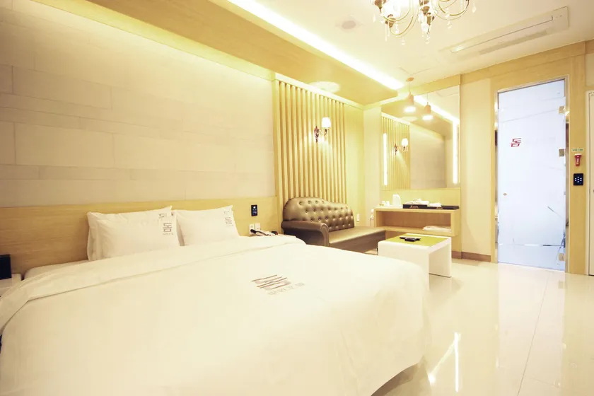 Dom Hotel - Image 1