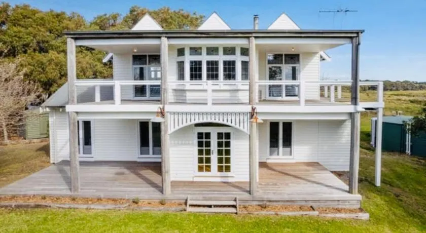 French Island Hill House - Image 1