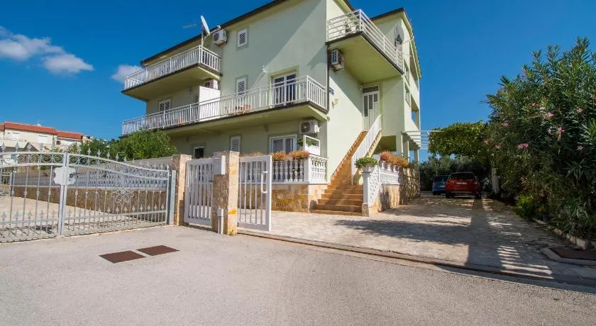 Merveilleux appartement avec barbecue | Vue jardin - Image 1
