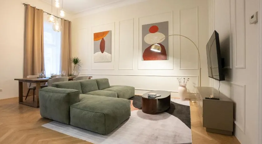 Elegant 2BR Apt near Parliament, Self 24h Check-in - Image 1