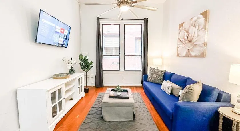2BR Walk to Convention Center Free Parking - Image 1