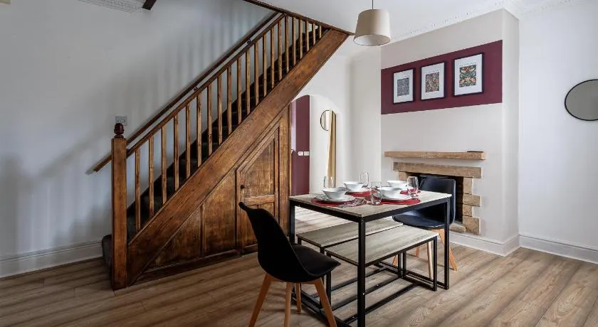 Central Bishop Auckland 2BR Home Walk to Town - Image 1