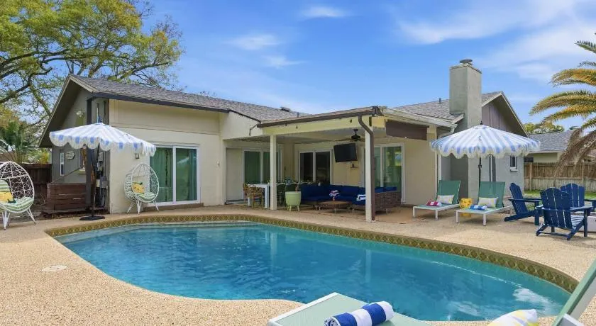 Sleeps 16 Heated Pool Villa Just 8Mi from Clearwater Beach - Image 1