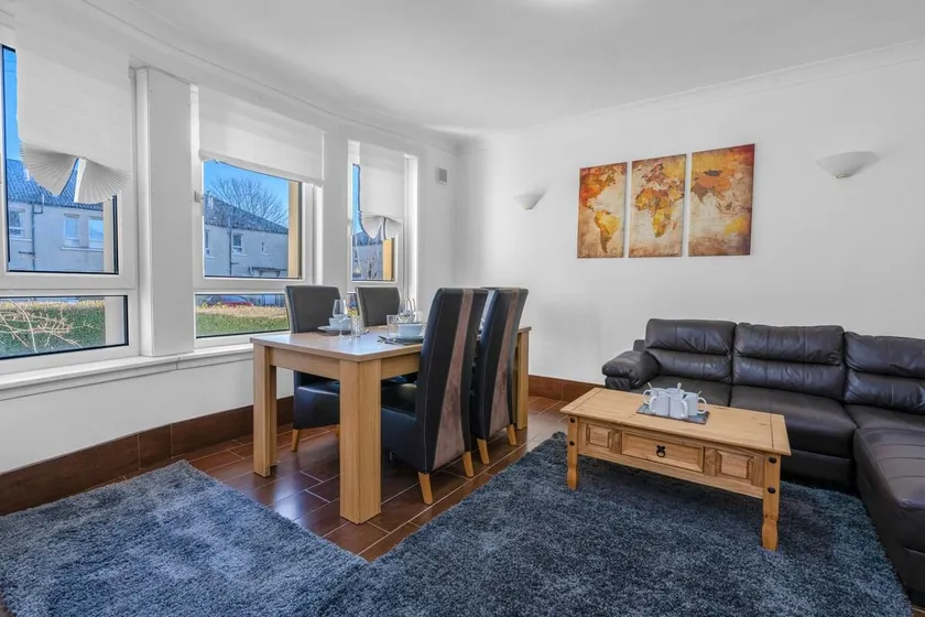3 Bedroom Apartment - Glasgow Cromdale St - Sleeps 5 - Contractors, Business & Relocations - Free Parking - Image 1