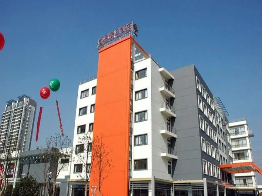 Suzhou Linglong Neighborhood Holiday Hotel - Image 1