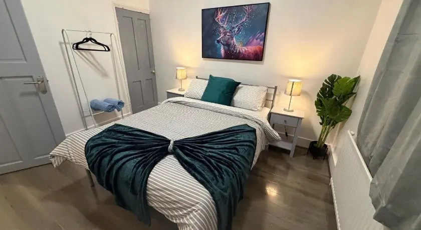 Cowper St - Modern 3 Bedroom House - For Families - Contractors - Tourist - Amazon Prime - Image 1
