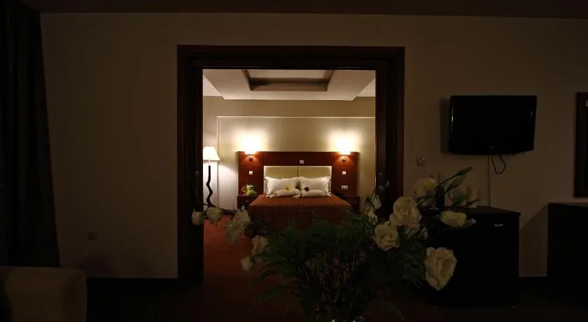 Siris Hotel - Image 1