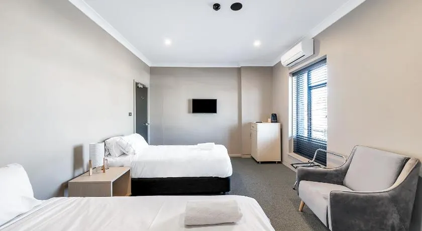 Illinois Hotel - Image 1