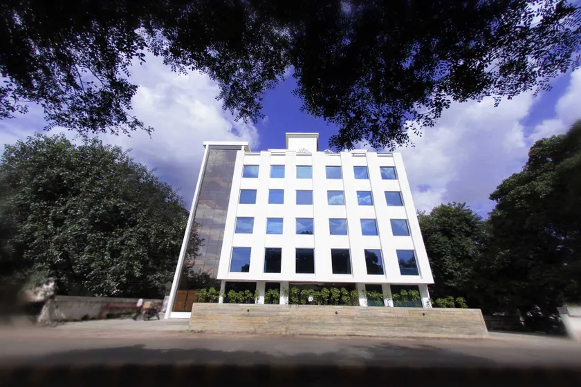 Hotel Emerald Park - Image 1