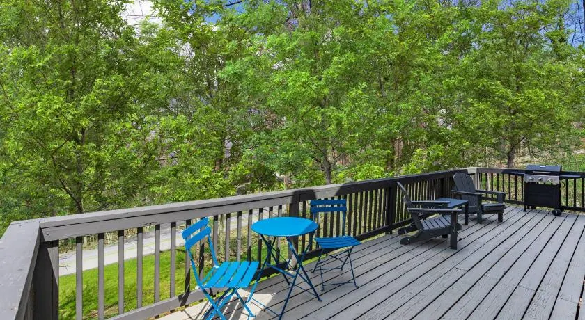 Hot Tub, Wraparound Deck, & WiFi at Chalet Cabin - Image 1