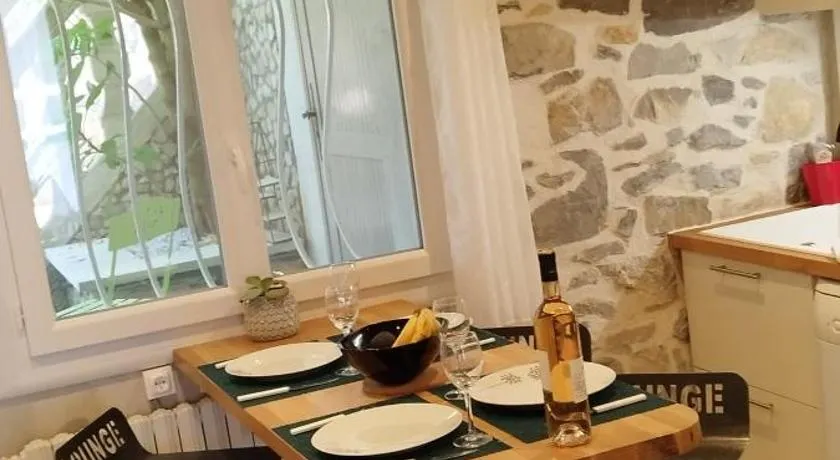 LE JAD Joli F2 proche Gare, Arènes avec terrasse privée - Image 1