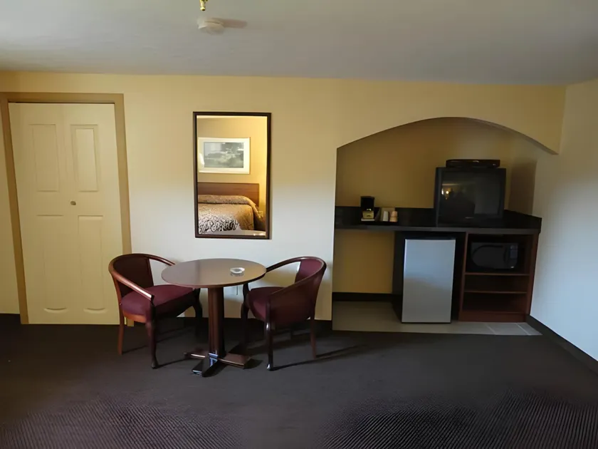 Budget Inn Columbus - Image 1