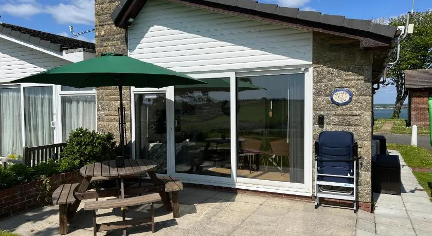 VALLEY VIEW self-catering coastal bungalow in rural West Wight - Image 1