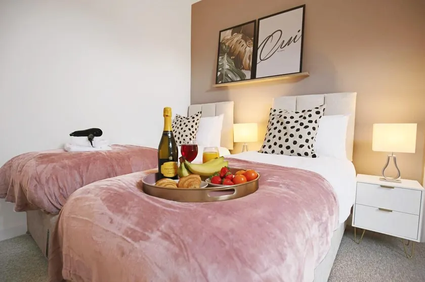 Beautiful House - Sleeps 8 - Close to City Centre - Free Parking, Fast Wifi and Smart TV with Virgin TV and Netflix by Yoko Property - Image 1