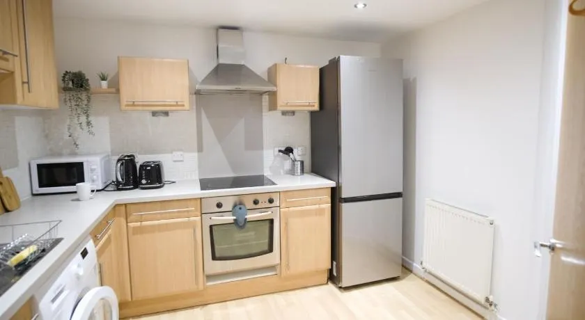 Spacious 2BR 2BA Apartment City Centre Sleeps 5 - Image 1