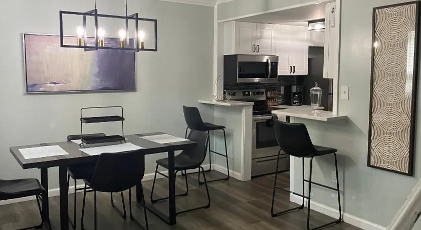 HHI Homes- Newly Renovated Cozy Modern Pet-Friendly Villa-Ideal Location - Image 1