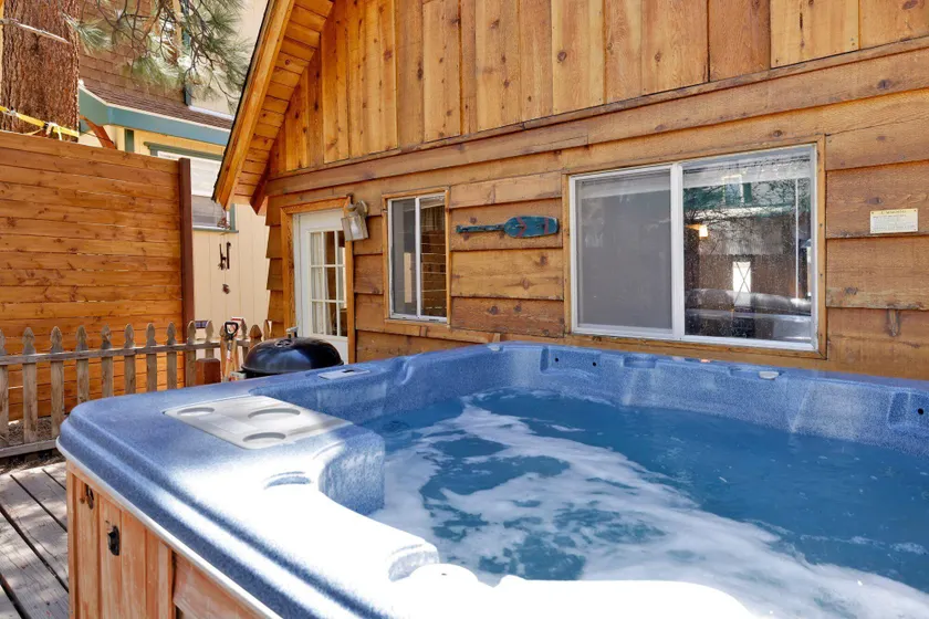 Dusk to Dawn Moonridge Cottage w/ Hot Tub - Image 1
