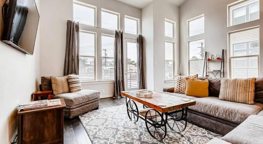 Fam Friendly 5 Bed Home Blocks To Pearl/Riverwalk! - Image 1