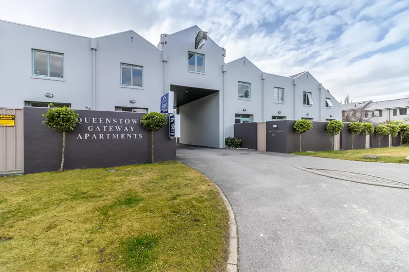 Queenstown Gateway Apartments - Image 1
