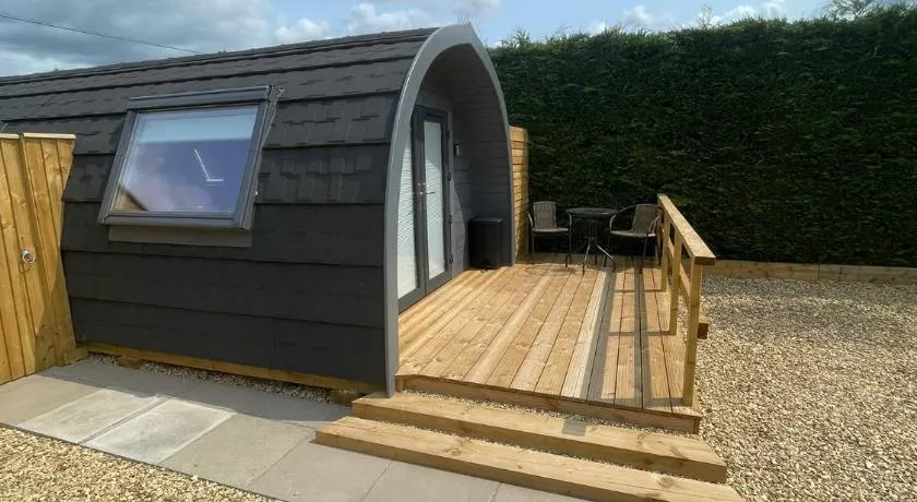 Pine Lodge Posh Glamping With Wood Fired Hot Tub & Big Lincolnshire Skies - Image 1