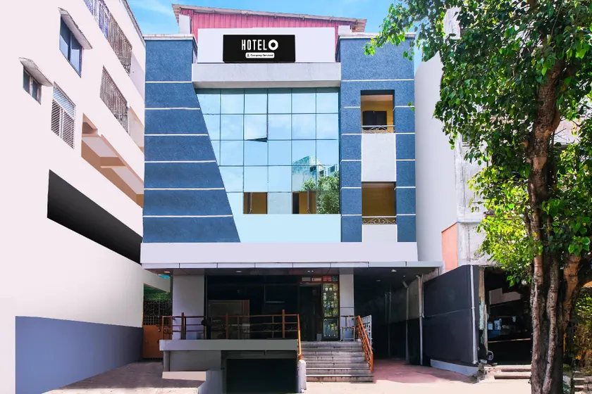Super OYO Hotel O Allipuram Near Railway Station - Image 1