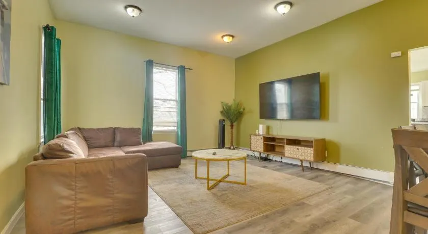 Easy NYC Access: Updated Apt Near Parks & Bay! - Image 1