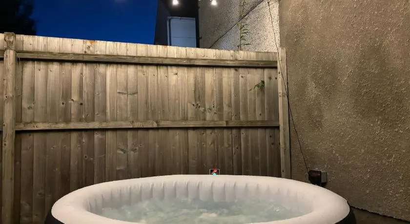 Cosy Hideaway with Hot Tub & Private Garden - Image 1