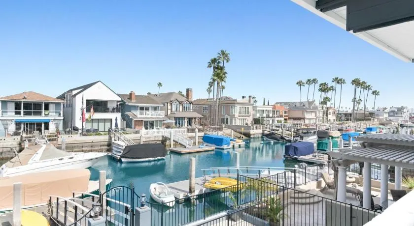3Br Bayfront W Expansive Front Patio - Easy Walk To Beach By Beachview Rentals - Image 1