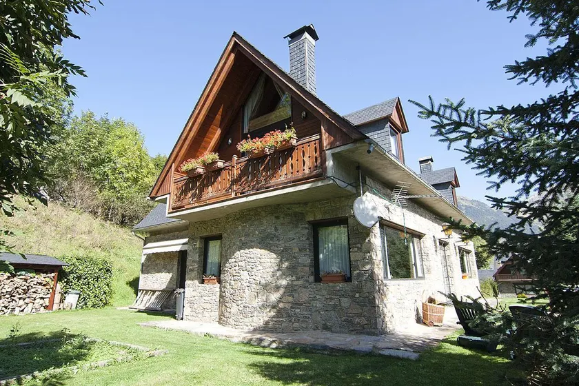 Casa Lola Pirene Chalet 12 Pax Sauna Jacuzzi Piano Vistas Vielha - Image 1