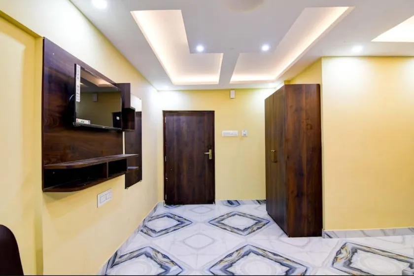 The Crown Inn Madhyamgram - Image 1