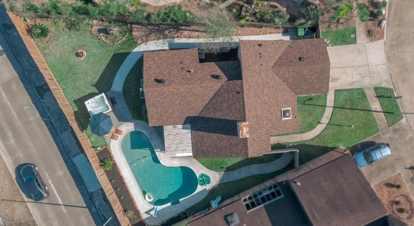 HoustonGem with a Dreamy Pool & Jacuzzi includes Wifi with 6beds - Image 1