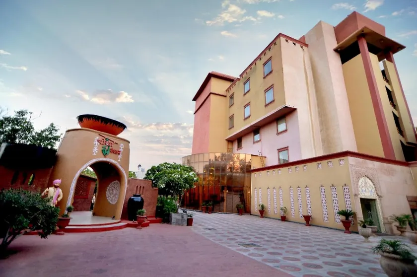 Pink Pearl and Fun City Hotel - Image 1