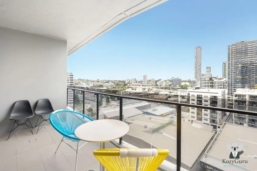 KOZYGURU SOUTH BRISBANE KOZY 2 BEDROOMS APT + FREE PARKING BRISBANE ONE QSB001-1203 - Image 1