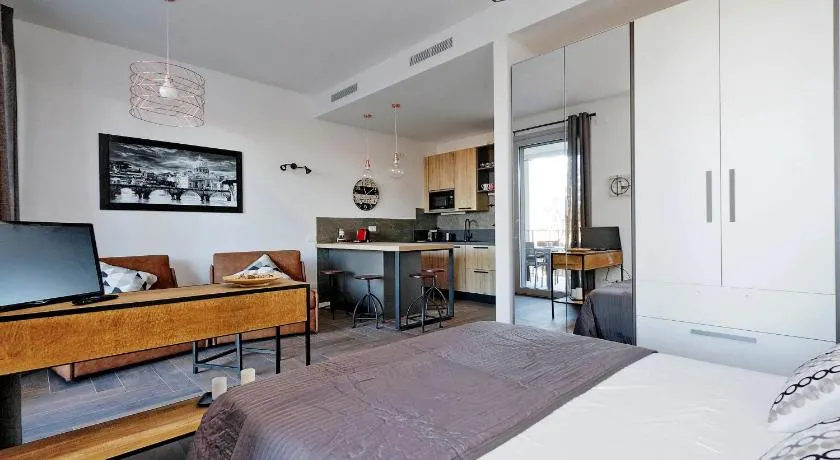 YCH-DELIZIOSO Monolocale con TERRAZZO - Image 1