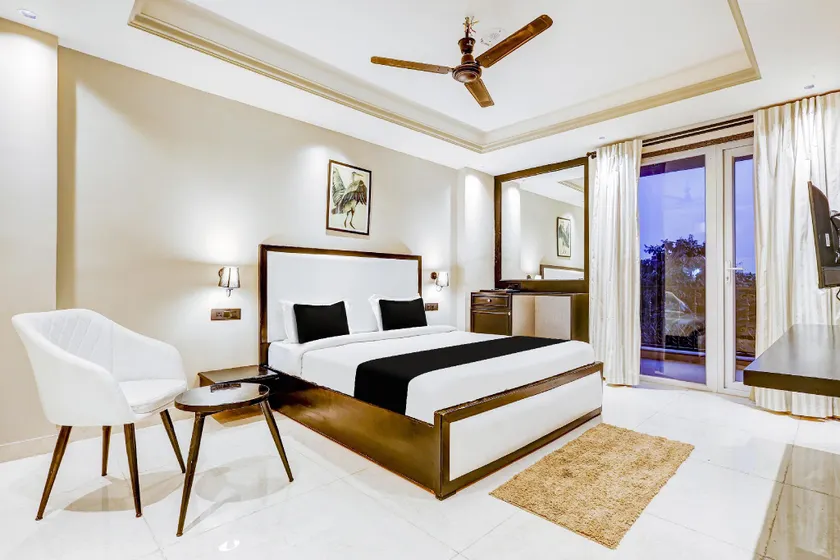 Super Townhouse Oak Udyog Vihar - Image 1