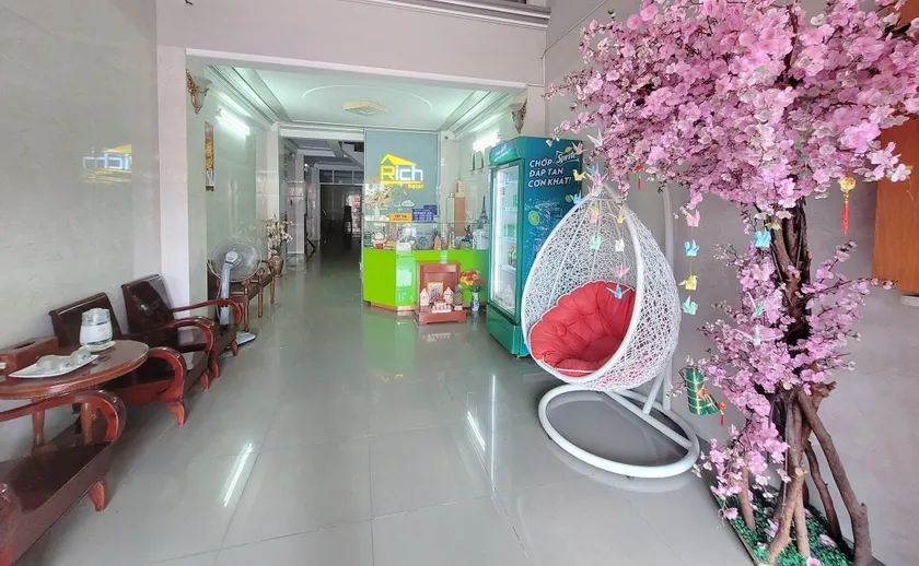 Rich Hotel - Image 1