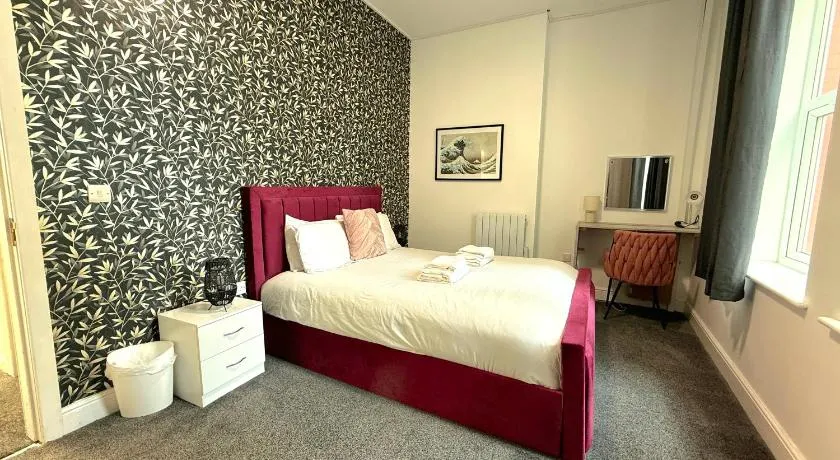 City Centre Bury Stay - Modern 3 Beds, 2BR - Image 1