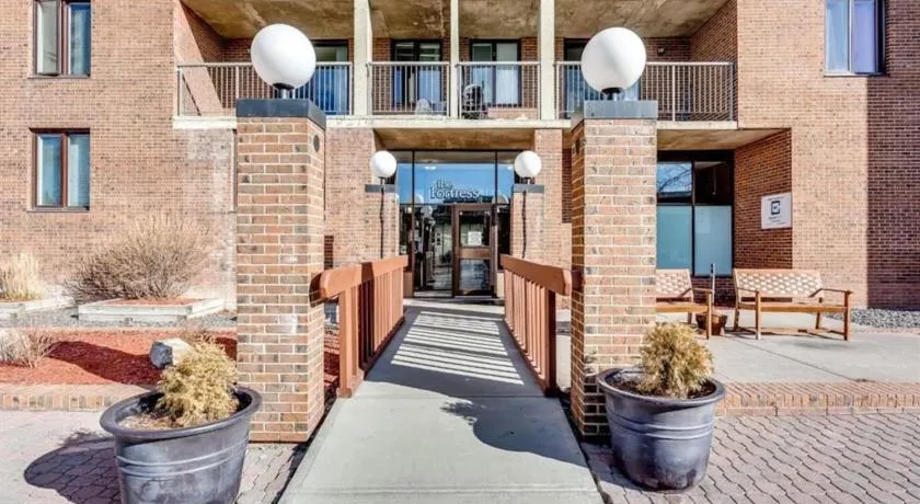 2-Storey Condo in The Fortress with Pool, Gym, WiFi, Parking - Image 1