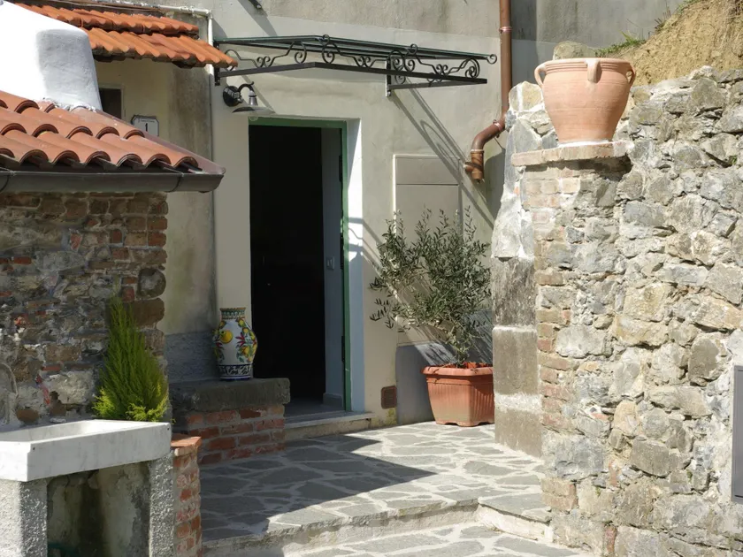 Traditional Cottage with Terrace, Garden Furniture, Barbecue - Image 1