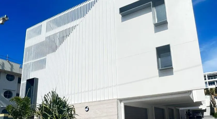 Unique Kirra townhouse - Image 1