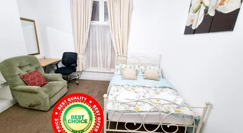 Spacious Apartment Near Rochdale Centre Train Tram Bus Free Parking Fast Wi-Fi - Image 1