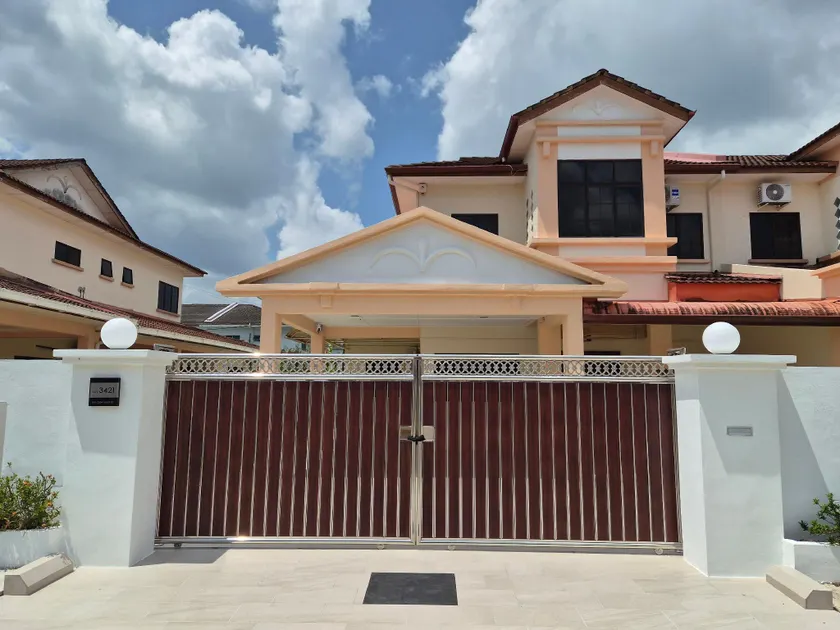 Bliss Homestay Miri - 3 Bedroom Double Storey Corner House with Netflix, Wi-Fi & hot water - Image 1