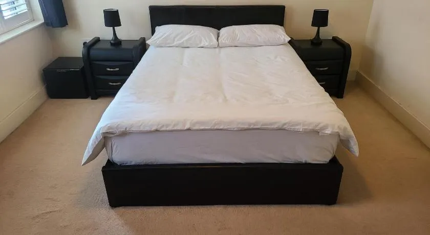 1 Bed Flat - Sleeps 4 - Parking - Wifi - Image 1