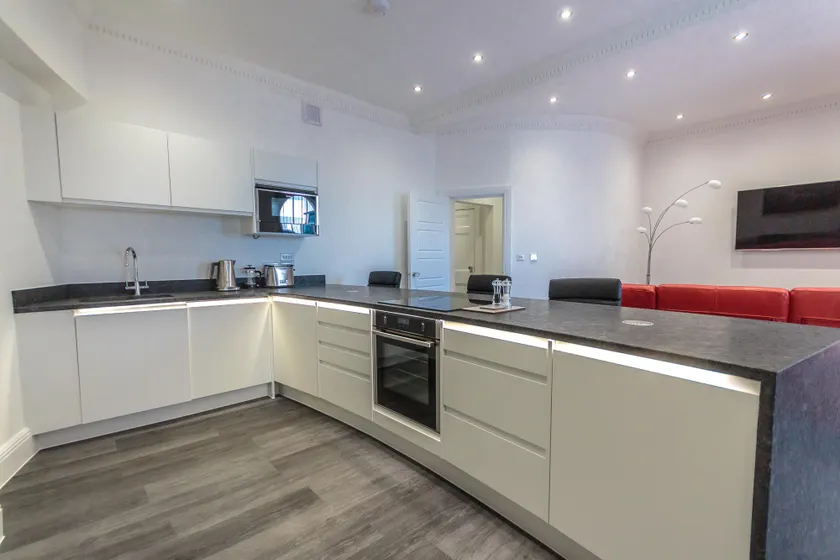 Luxury 1 bedroom top floor apartment - Image 1