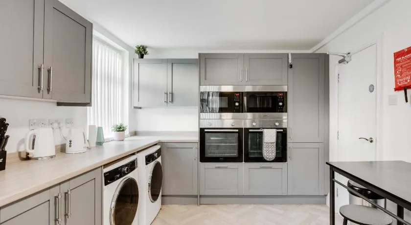 Large 6 bedroom all ensuite 2 with kitchenettes in Birkenhead Free Parking and Wifi Hosted by By Hinkley Homes Short Lets & Serviced Accommodation - Image 1