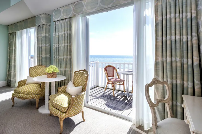 Roslin Beach Hotel - Image 1