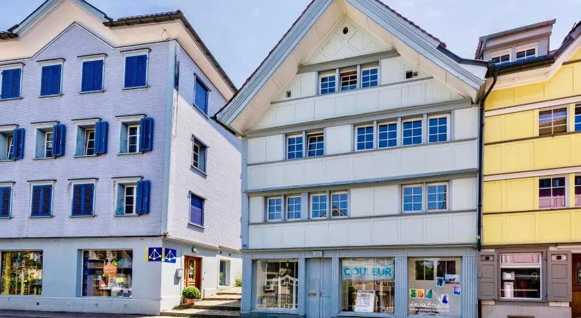 Farbige Wohnung Zentral - Image 1