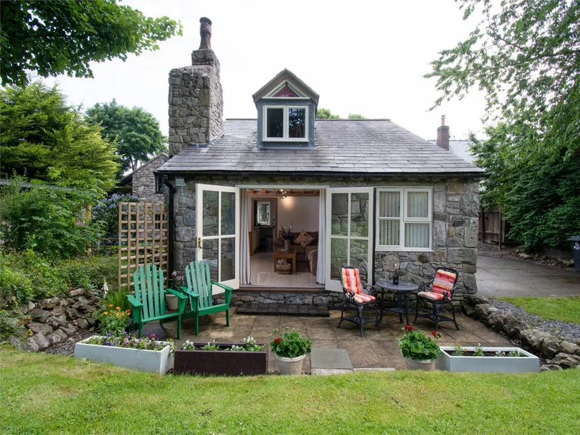 Cottage in Pantymwyn near Loggerheads Park - Image 1