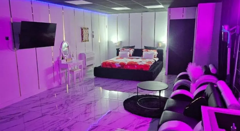 Love room cosy lyon - Image 1
