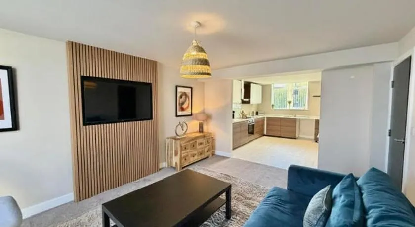 Contractor Accommodation Sleeps 7 - 4 Bathrooms - Parking For 3 Vans - Worksop - Image 1